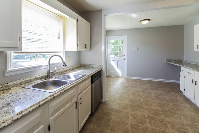 308 Rebecca Ct, Stockbridge, GA 30281 - photo 6