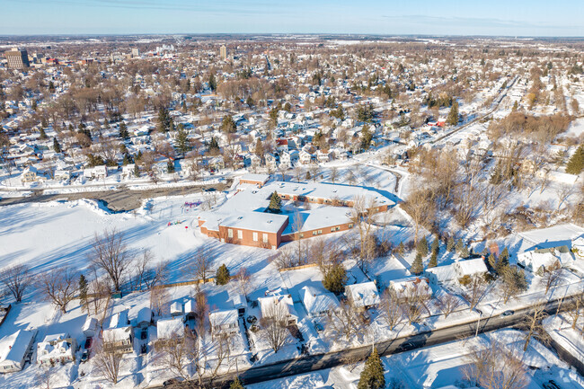 Although Knickerbocker Elementary School is right in a residential area, access is secluded.