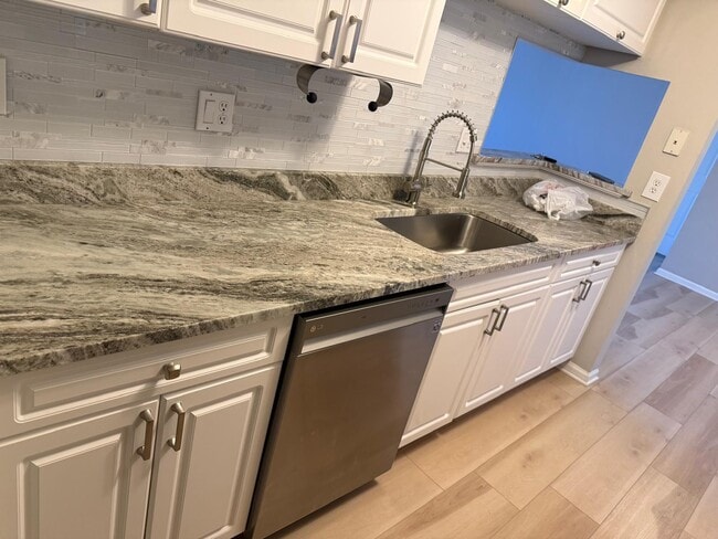 5560 Pine Aires Dr unit 5560 Pine Aires Dr, Sterling Heights, MI 48314 - photo 2