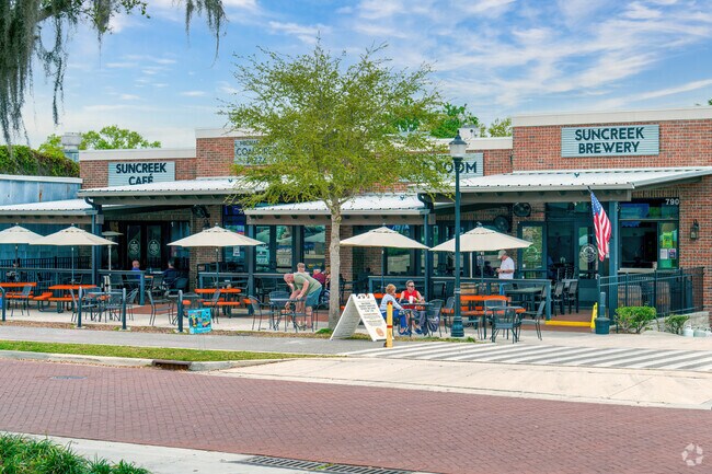 Suncreek Bewery and Cafe is a popular spot in Downtown Clermont for food and drinks.