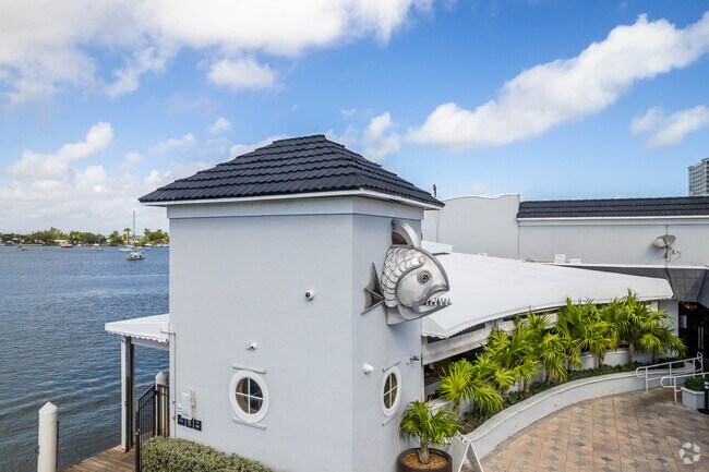 GG's Waterfront is a popular seafood restaurant in Hollywood Lakes.