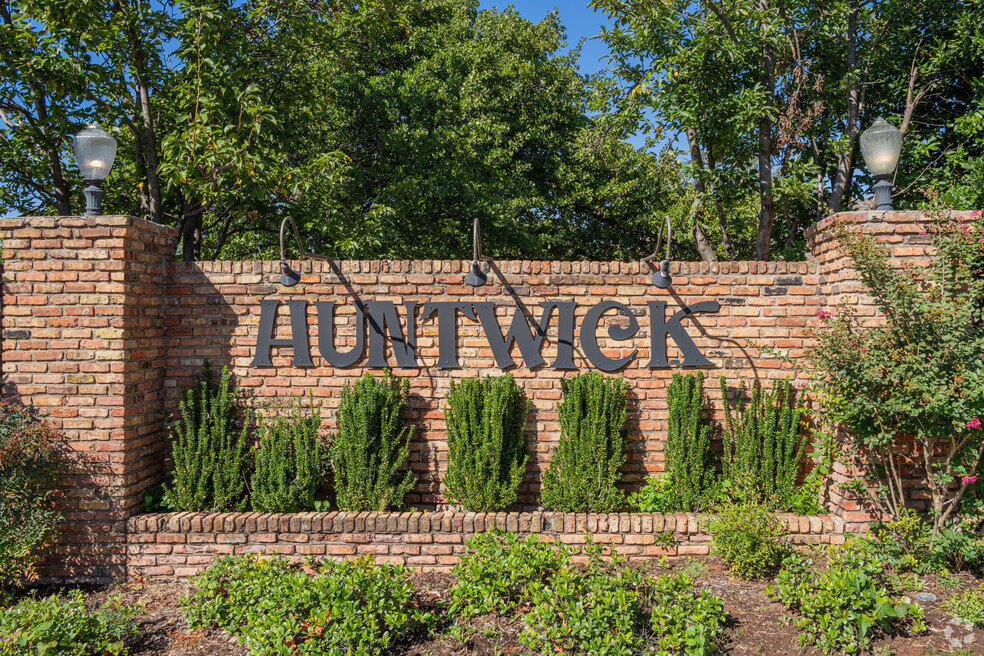 NH_Huntwick_534914_P2_FINAL_RZ_102324