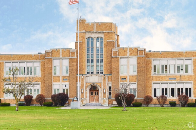 The student:teacher ratio of 10:1 is lower than the New York state level of 11:1.