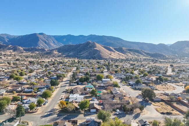 The neighborhood of Lake Isabella, nestled into the SoCal mountains of California.