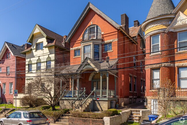Some of the nicer homes in Central Oakland have space between the buildings.