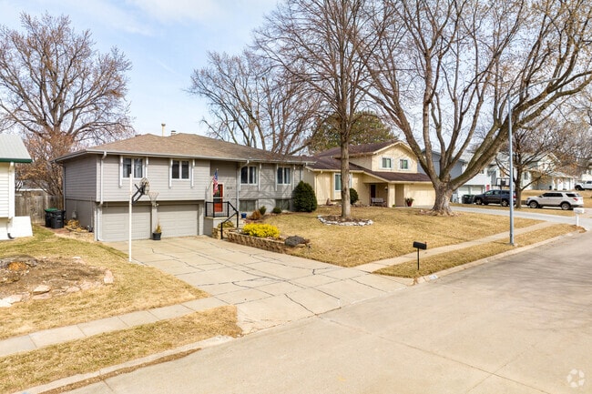 Most homes in Mockingbird Hills West have two car garages and plenty of yard space.