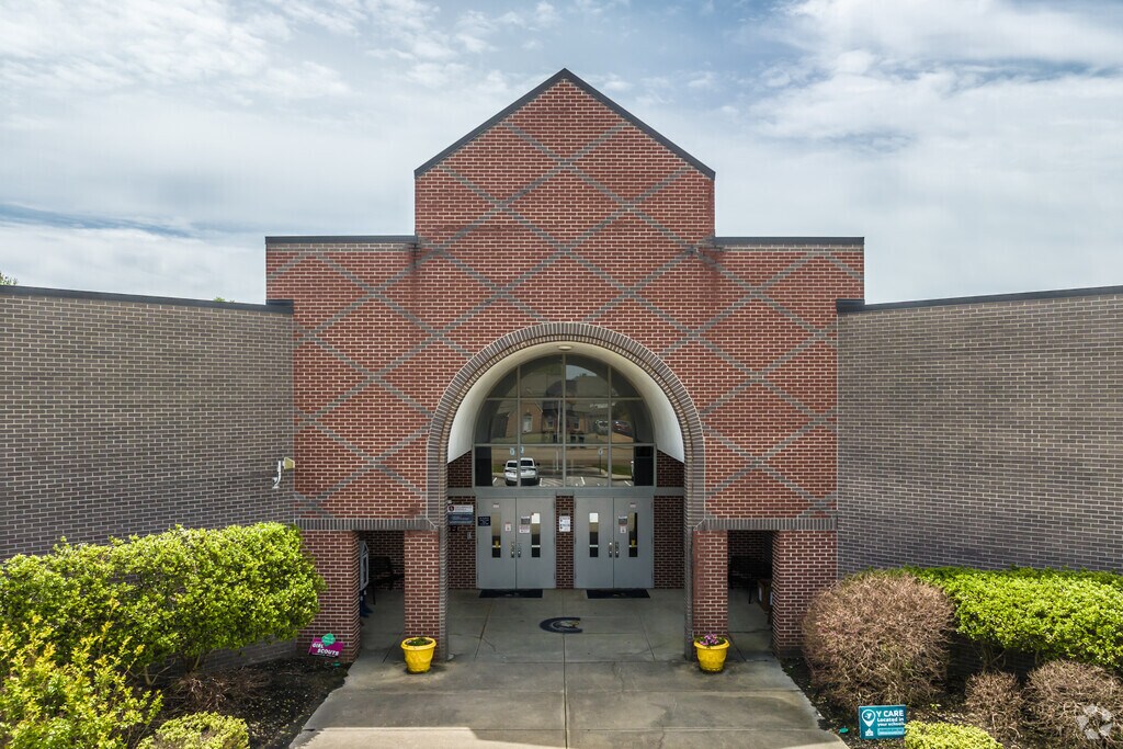 Crosswind Elementary serves grades  PK, K-5 in Collierville.