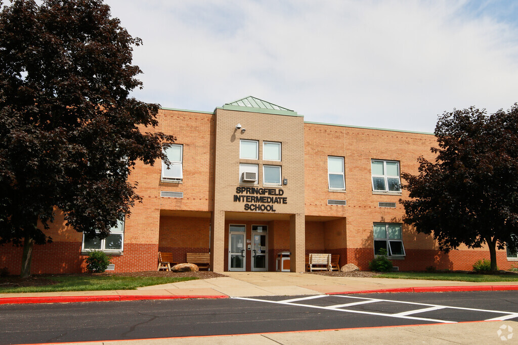 Springfield Intermediate Middle School is located in the Mahoning County neighborhood.
