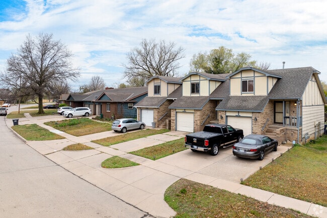 A few duplexes and triplexes are scattered throughout Crestview Heights.
