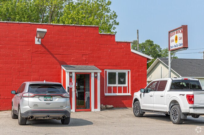 Red Rock Grille serves delicious breakfast and lunch to Tyrone Township.
