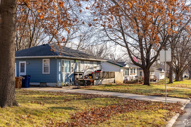 Homes in Alabar Hills are often clad in colorful vinyl siding.