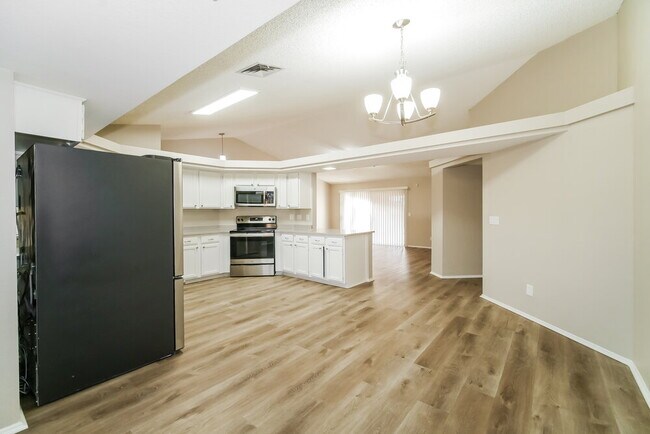 8045 W Larkspur Dr, Peoria, AZ 85381 - photo 7