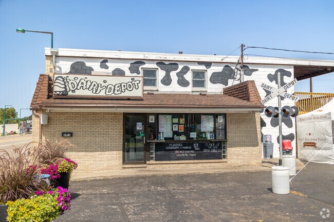 Dairy Depot near Forest Hills View  offers freshly churned ice cream to the area.