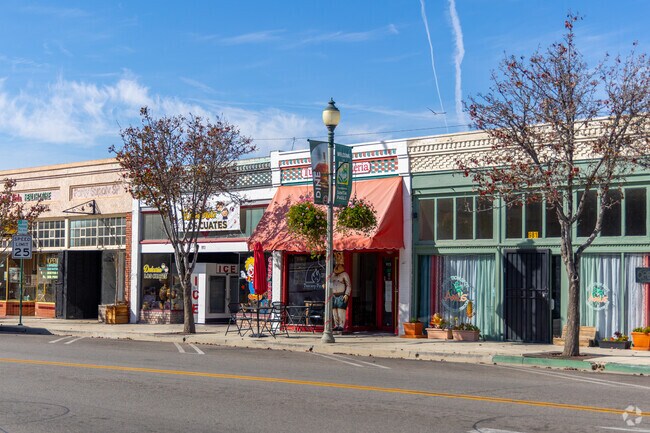 Downtown Santa Paula has many great food and shopping options for locals.