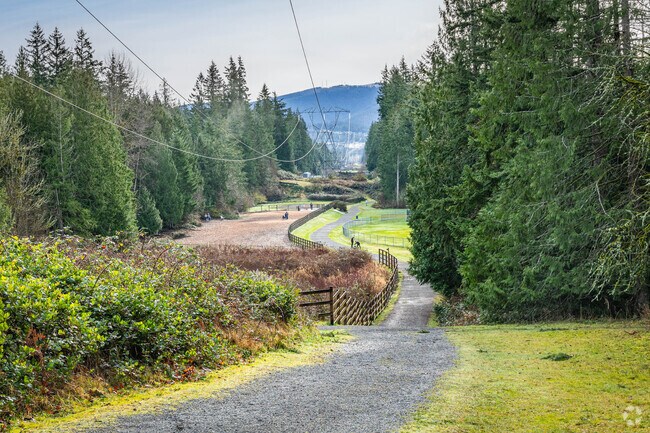 Sammamish's Beaver Lake has trails that stretch through its wooded surroundings.