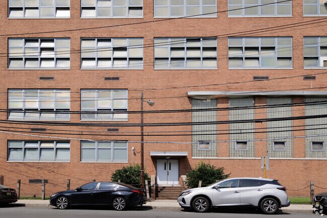University Elementary School has 337 sudnets.