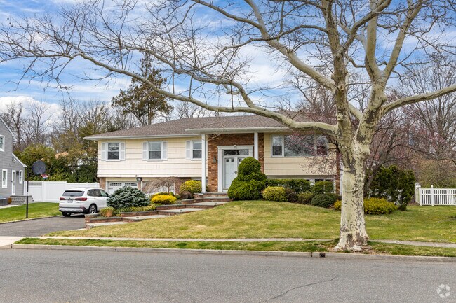 One of the most popular style homes in Searington are split level homes.