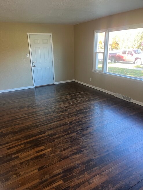 6615 W Keefe Avenue Pkwy, Milwaukee, WI 53216 - photo 1