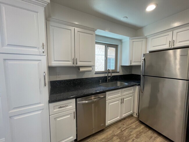 718 N Guadalupe Ave unit 4, Redondo Beach, CA 90277 - photo 3