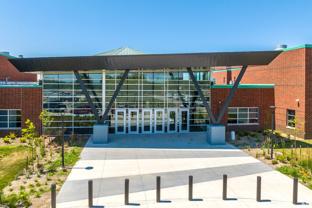 Valley Southwoods Freshman High School serves all West Des Moines students in grade 9.