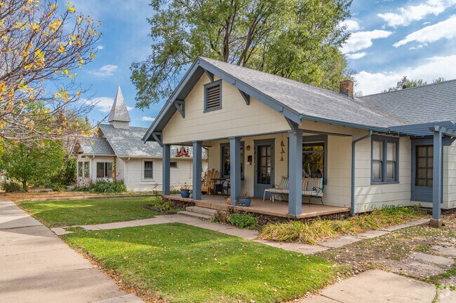 You will also find homes in Downtown Flagstaff that feature roof-shaded front porches.
