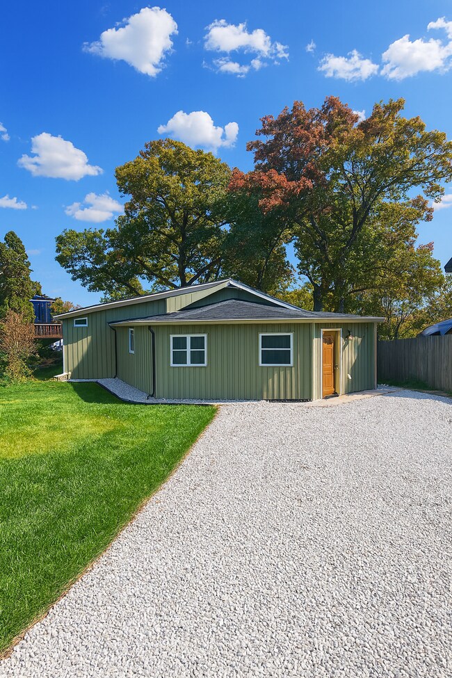 806 Peter St, McHenry, IL 60051