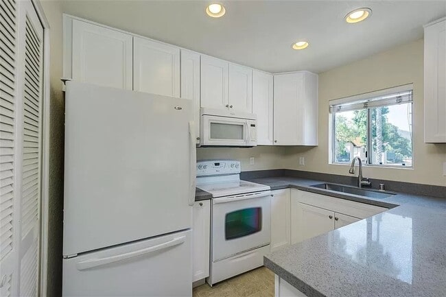 11267 Avenida de Los Lobos unit C, San Diego, CA 92127 - photo 4