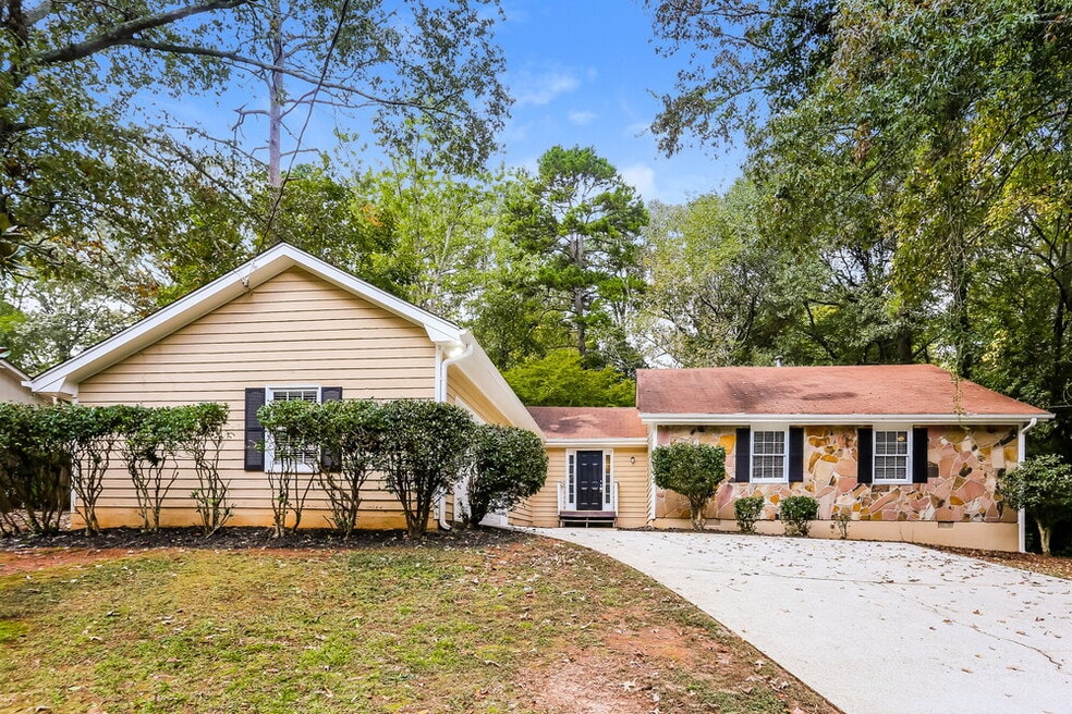 832 Lost Creek Cir, Stone Mountain, GA 30088 - photo 1