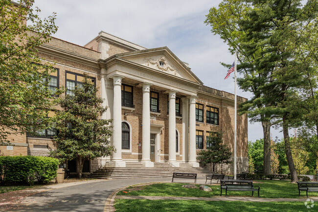 Leonia Middle School in Leonia, NJ has 654 students in grades 5-8.