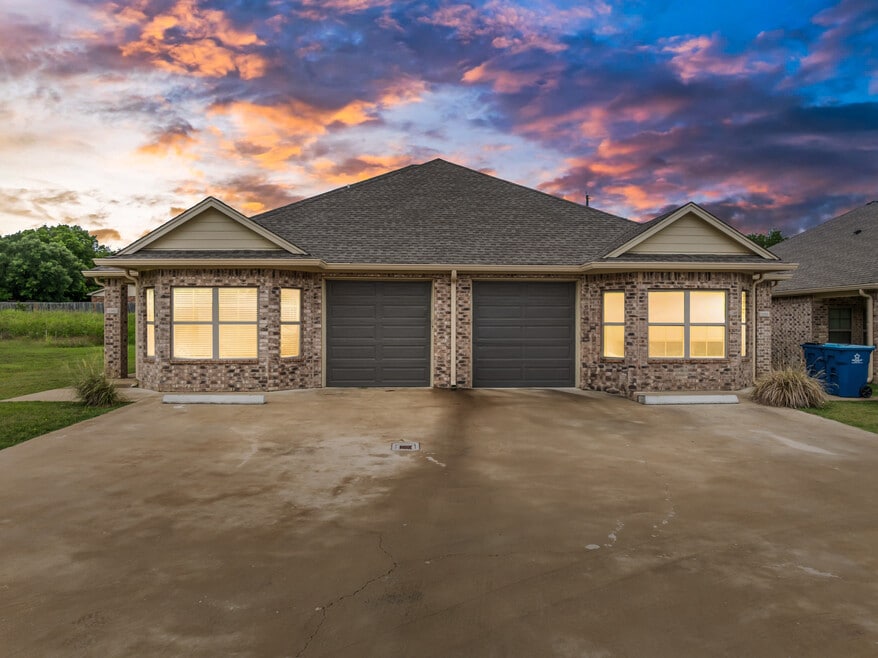 525 E Spring Valley Rd unit 1401, Hewitt, TX 76643 - photo 1