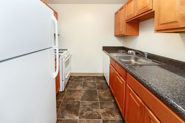 Cranbury Crossing Apartment Homes, East Brunswick, NJ 08816 - photo 4