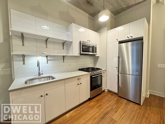 152 W Huron St unit 1, Chicago, IL 60654 - photo 5