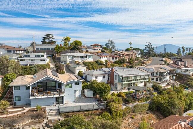 Discover homes in La Mesa with hilltop views and the convenience of a downtown lifestyle.