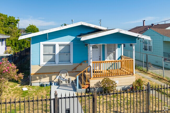 In Highland, Oakland, California you'll find bright pastels on mid century homes.