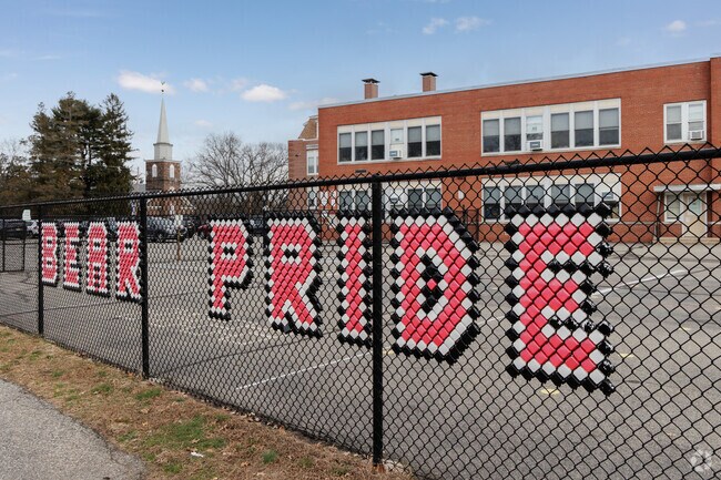 Franklin Elementary School in Bergenfield, NJ gets a grade of B+ from Niche.