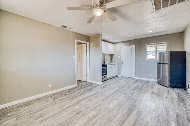 8709 Lawson St unit 4, El Paso, TX 79904 - photo 2