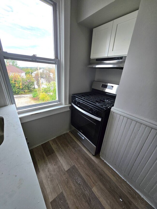 457 Admiral St unit 2nd/3rd flr (Unit 3), Providence, RI 02908 - photo 4