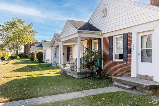 Mount Vernon homes typically have well cared for lawns.