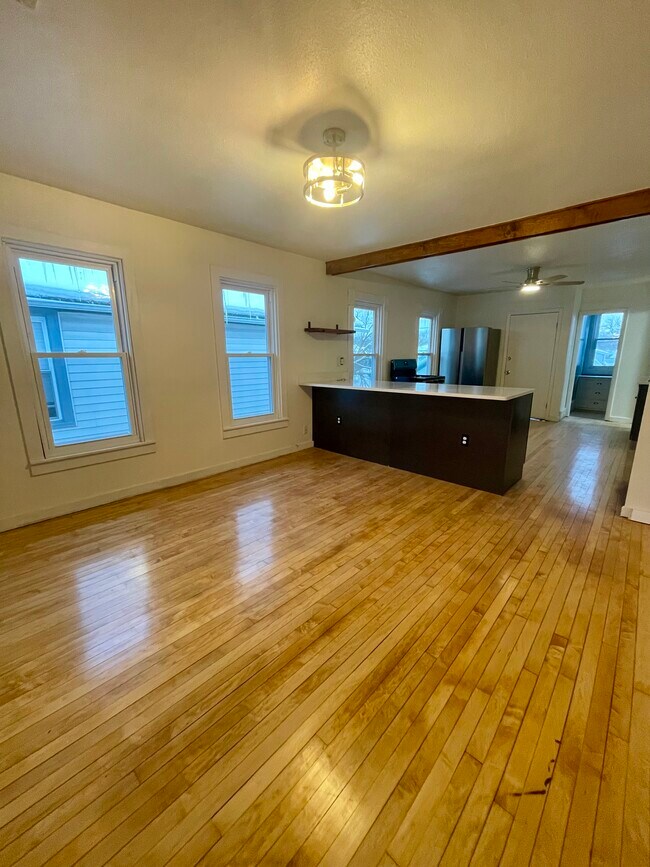 439-441 E Dover St Unit 439 upper, Milwaukee, WI 53207