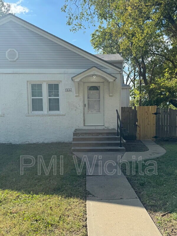 1537 N Holyoke St, Wichita, KS 67208