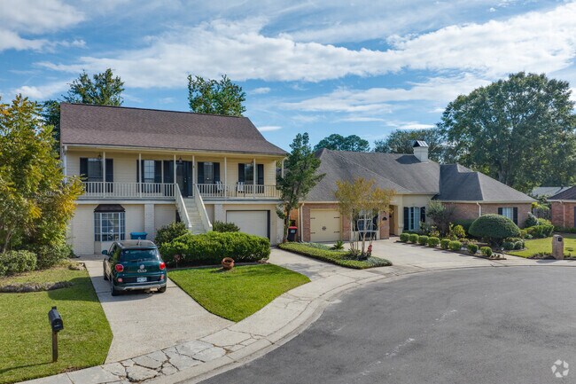 Mixed styles of homes intermingle easily in Bois De Lafayette.