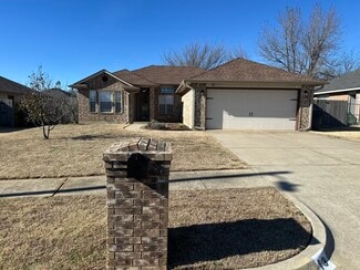 13 Woodgate Dr, Yukon, OK 73099