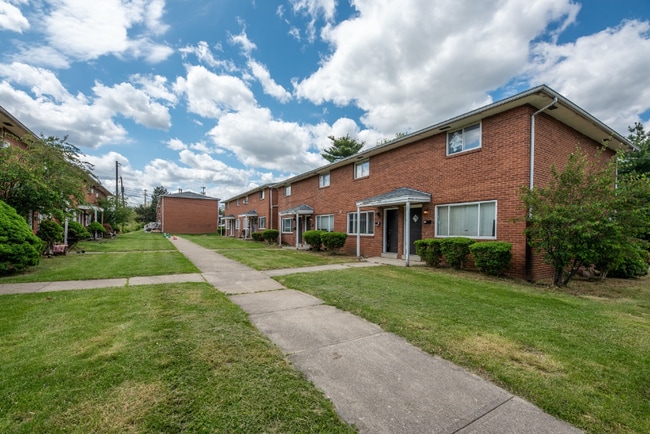 800 Harrisburg Pike unit 800 C5, Columbus, OH 43223 - photo 2