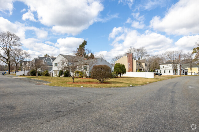 Large suburban roads guide you through the neighborhood of Wellesley Square.