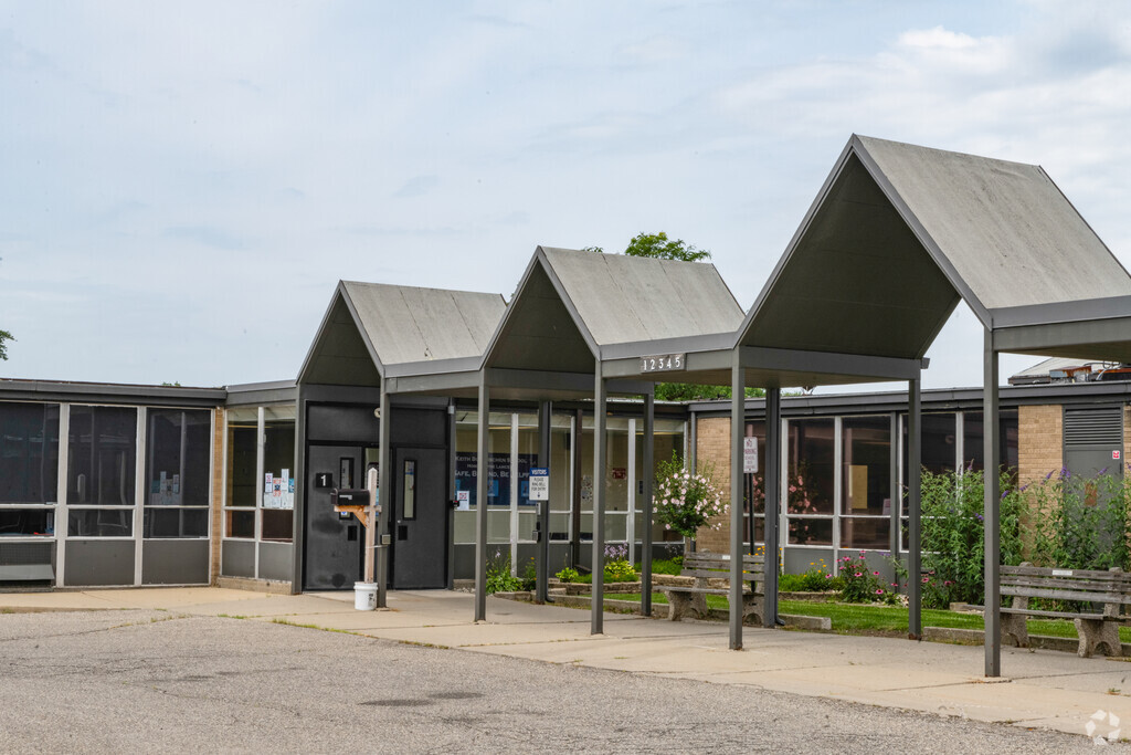 Keith Bovenschen School building in Southeast Warren.