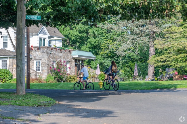 The moderate traffic in Fair Haven Heights makes it a good place for bike rides.