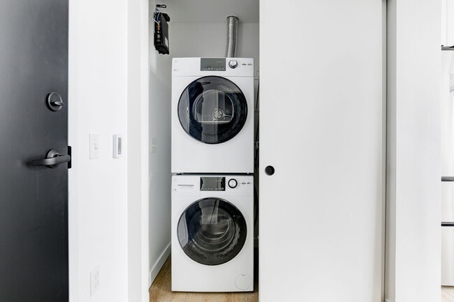 Welcome to Lakeview! - Live in Luxury & Style in the heart of Eastlake, Seattle, WA 98102 - photo 5