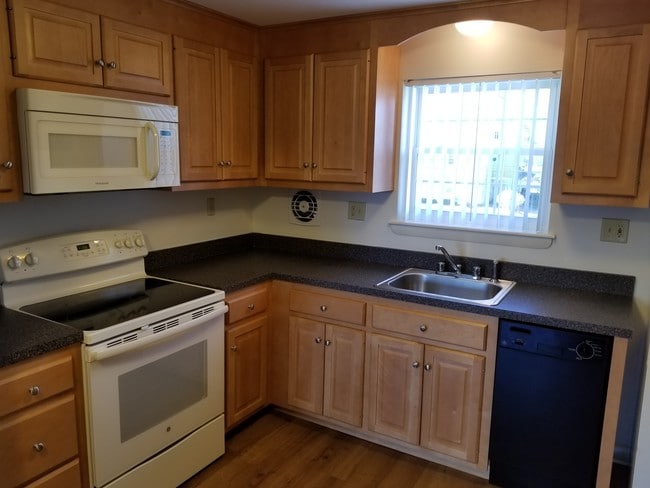 Garden Style Apartments in a park like setting., Wethersfield, CT 06109 - photo 2