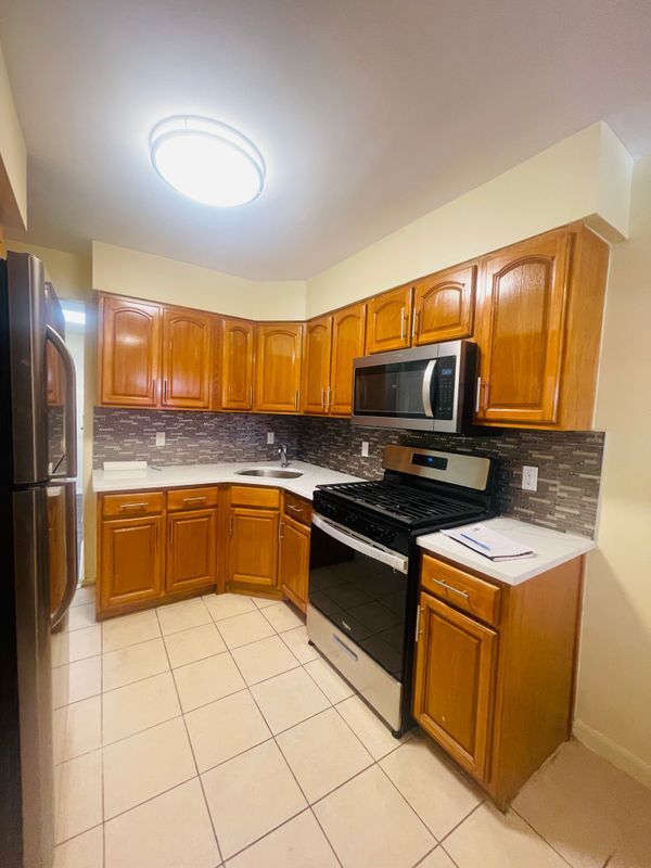 1072 E 85th St, Brooklyn, NY 11236