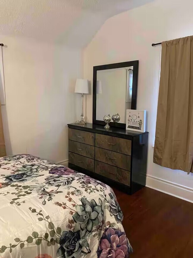 711 Seymour Ave unit Room I, Columbus, OH 43205 - photo 6